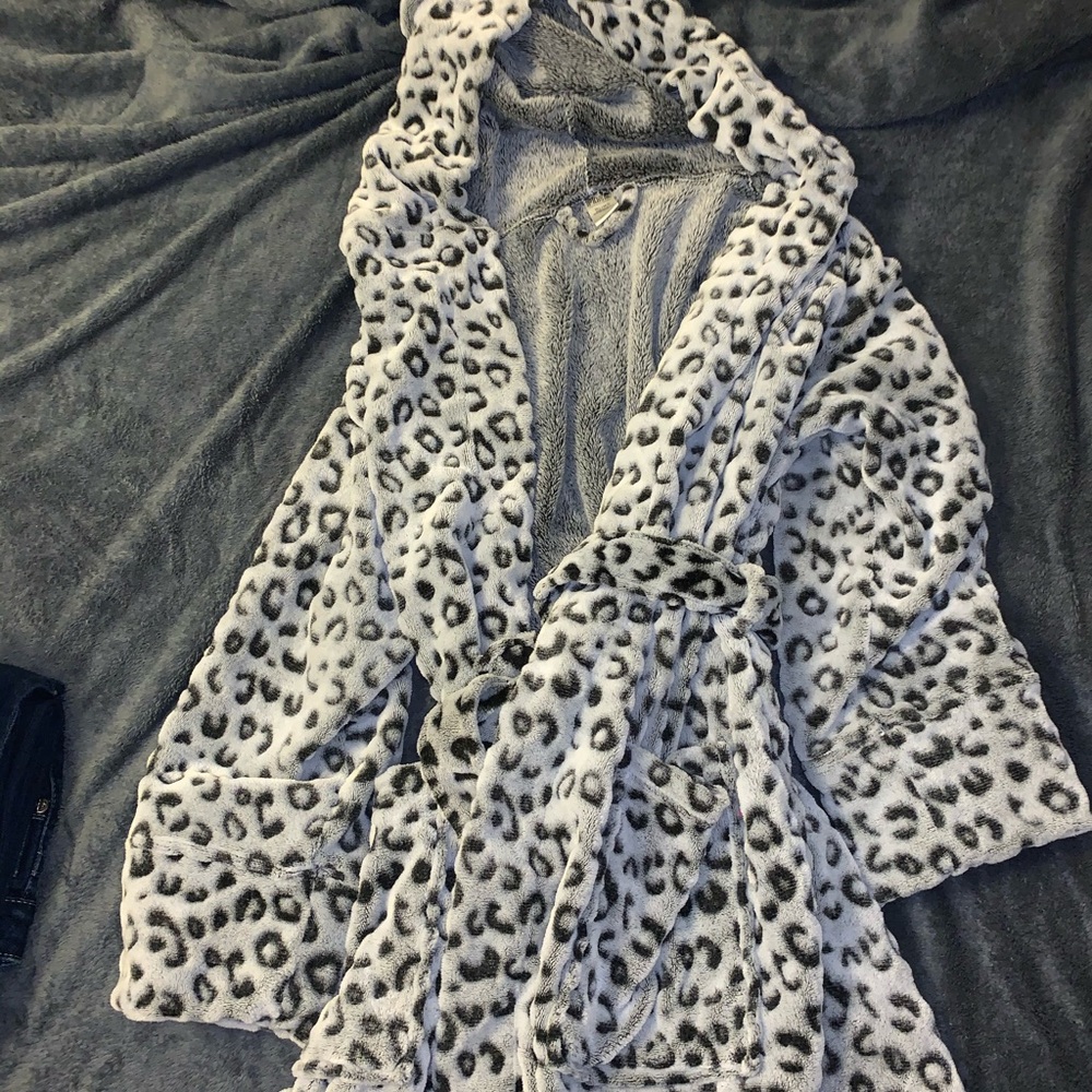 Vs Pink leopard print robe